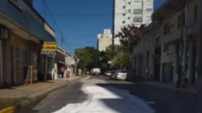 Derrame de gasoil en pleno centro; varios motociclistas sufrieron caídas