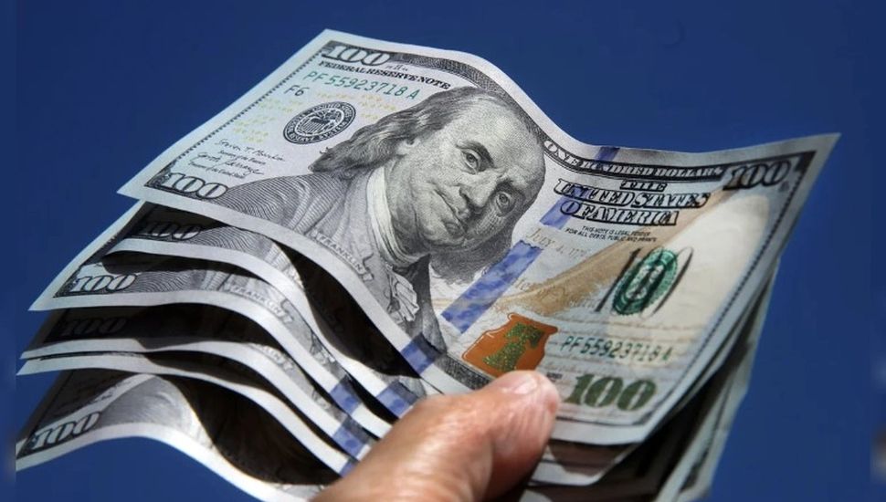 En el debut de las nuevas bandas cambiarias, el dólar arrancó el año en alza