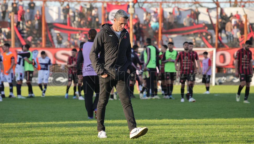 Adrián Aranda dejó de ser el entrenador de Douglas