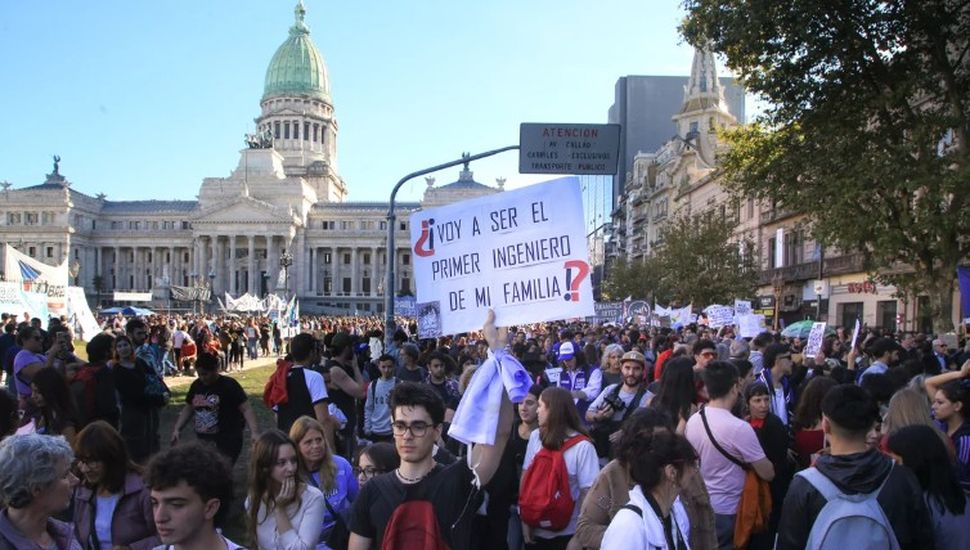 Durante el primer año de Milei, el presupuesto universitario cayó 30% y los salarios docentes un 23%