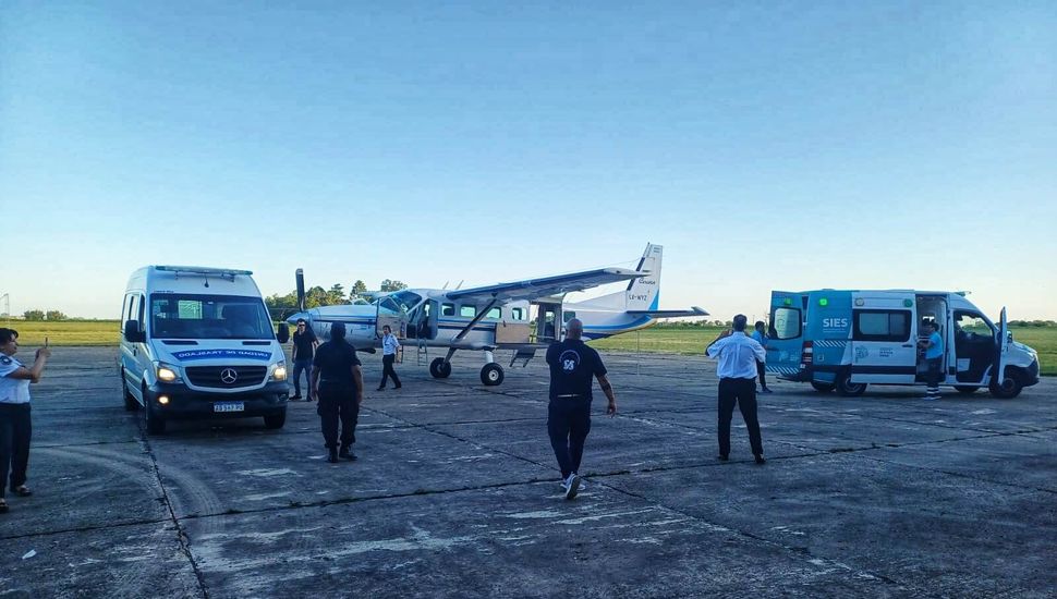 Uno de los policías del accidente de Carmen de Areco fue trasladado en un vuelo sanitario desde Pergamino a La Plata