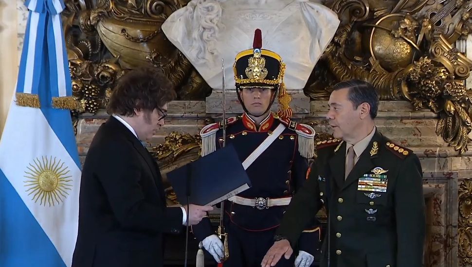 Milei le tomó juramento al teniente general Presti como ministro de Defensa