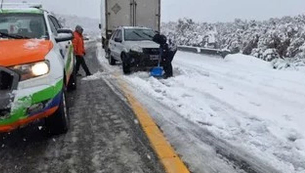 Vehículos varados entre Bariloche y El Bolsón por la intensa nevada