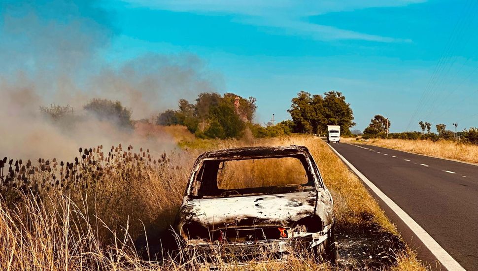 Un Corsa fue consumido por las llamas mientras circulaba por la Ruta Nº 8