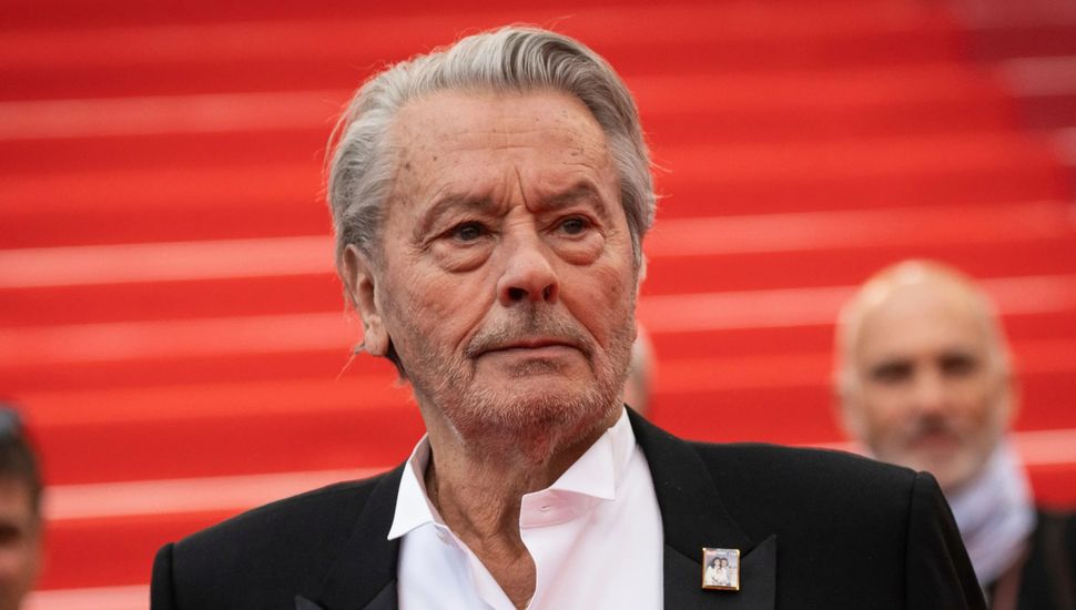 Último adiós de los hijos de Alain Delon