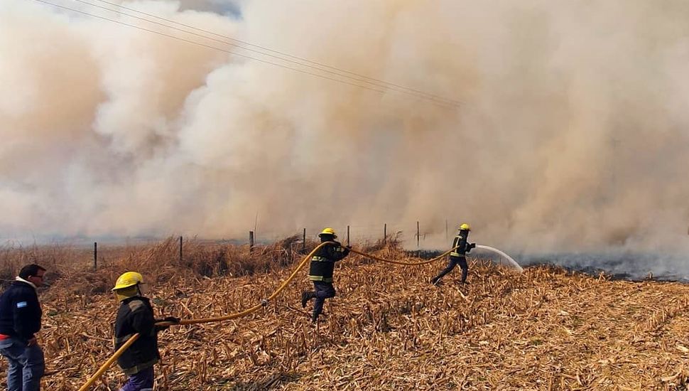 Los bomberos de Pergamino apagan al menos cinco incendios de pastizales por día