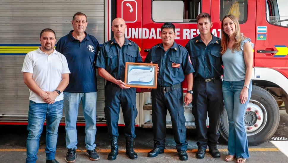 Tres bomberos de Colón fueron distinguidos por sus labores de rescate durante el derrumbe del hotel de Villa Gesell