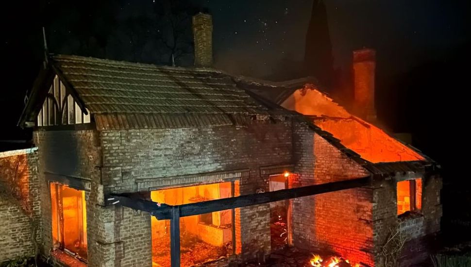 Los bomberos combatieron durante tres horas contra un incendio en un casa rural