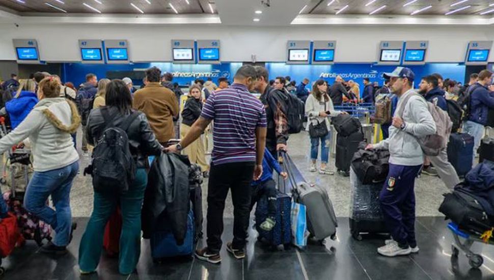 El paro de pilotos afectó a 185 vuelos