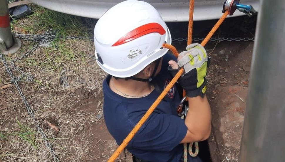 Los bomberos rescataron a un cachorrito que cayó a un pozo ciego