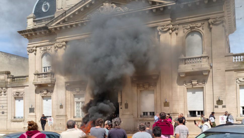 Productores inundados de 9 de Julio queman gomas y copan la municipalidad