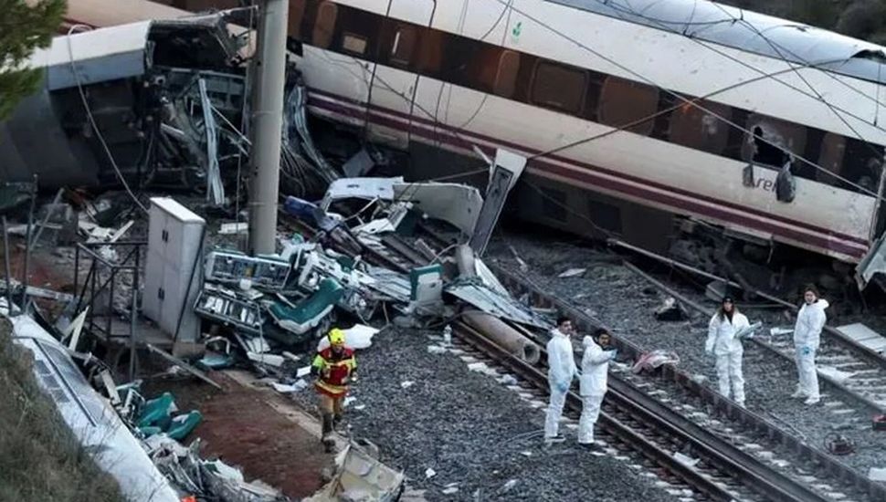 Aumentan a 40 los fallecidos por el choque de trenes