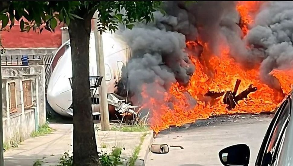 Despistó un avión en San Fernando, chocó contra una casa y murieron el piloto y el copiloto