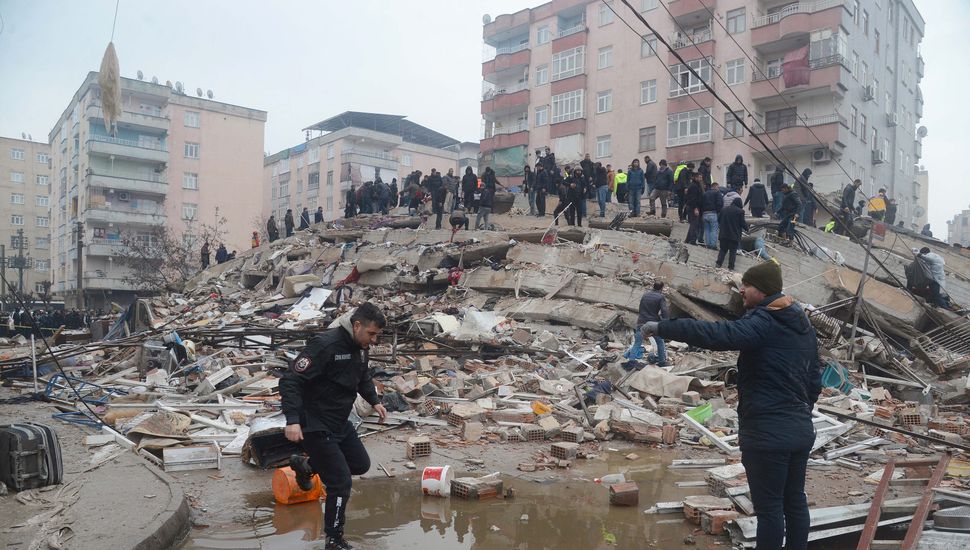Buscan a deportistas desaparecidos tras el terremoto en Turquía