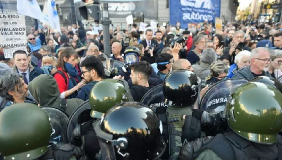 Reprimen a jubilados que protestaron contra el veto de Milei en los alrededores del Congreso