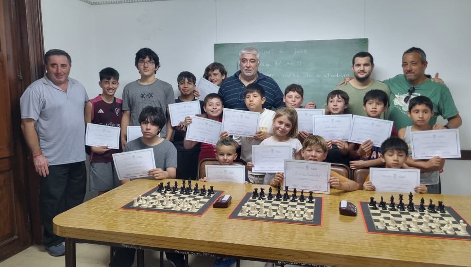 Emotivo cierre anual de Ajedrez y Artes Plásticas en Rojas