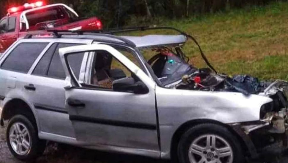 Un automóvil chocó de frente contra un camión en la curva de Viña