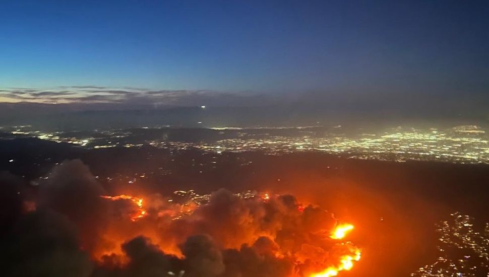 Un incendio arrasa parte de California: ya hay más de 30 mil evacuados