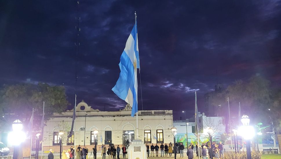 Día del Himno Nacional: En Rojas izaron la Bandera Argentina con la salida del sol