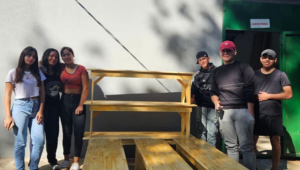 Los chicos de del centro de día "Cabaña Joven" realizaron bancos de madera para ser donados