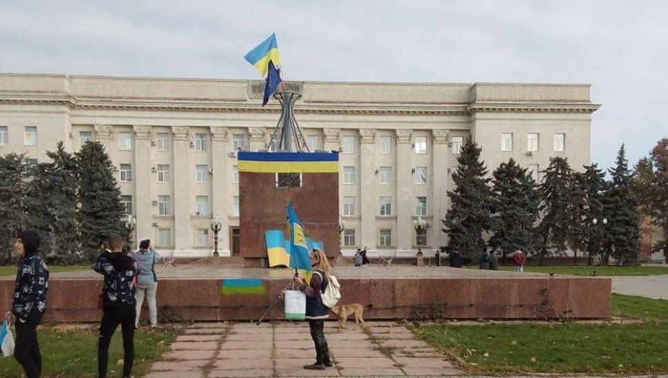 En Jersón, ya flamea la bandera de Ucrania