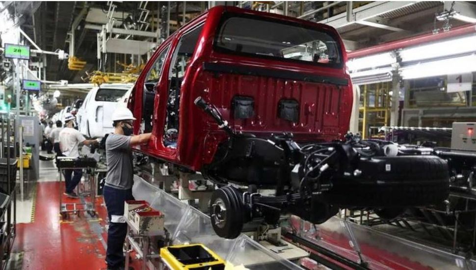Ford y Toyota suspendieron su producción por la escasez de neumáticos