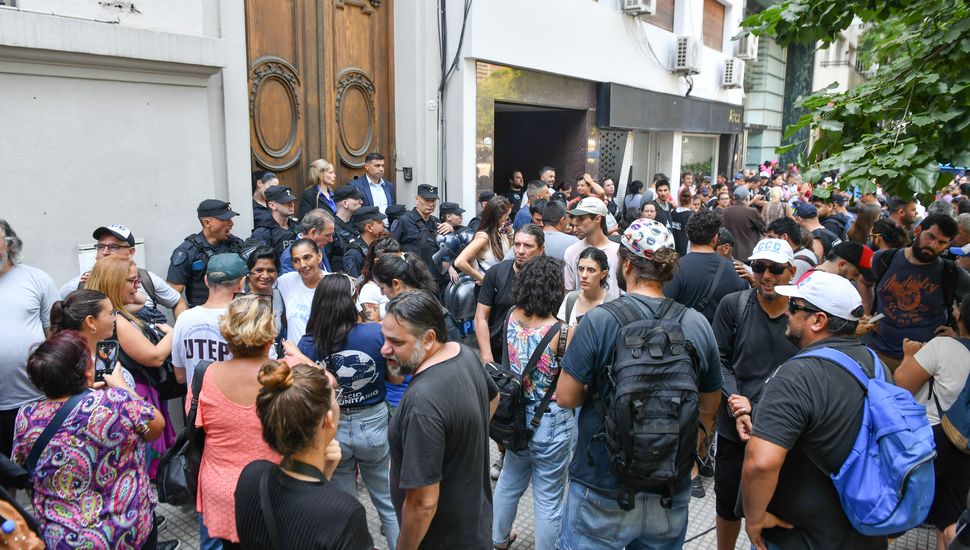 Largas filas frente al edificio de Capital Humano