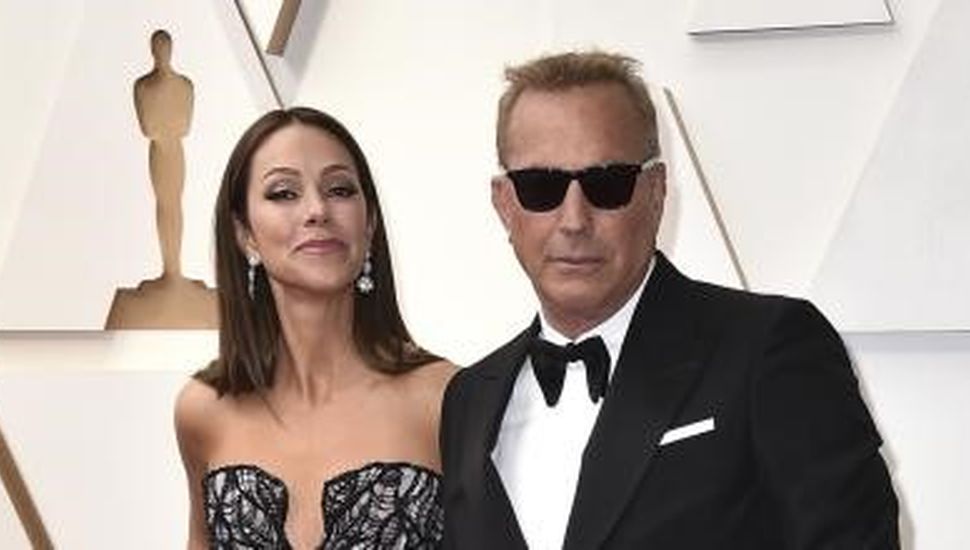 Críticas a la exesposa de Kevin Costner por su bolso de 5.000 euros