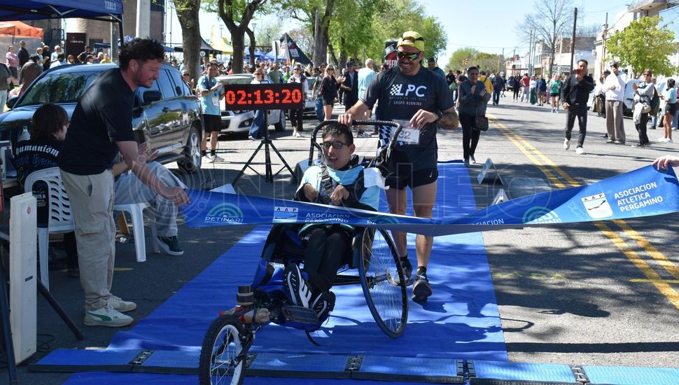 Jesús Ledesma diseñó una silla adaptada y corrió los 21K junto a Francisco Mondot