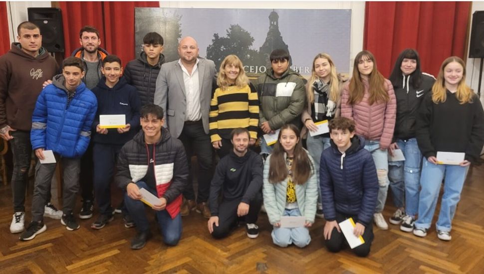 Entregaron becas a deportistas de pergaminenses