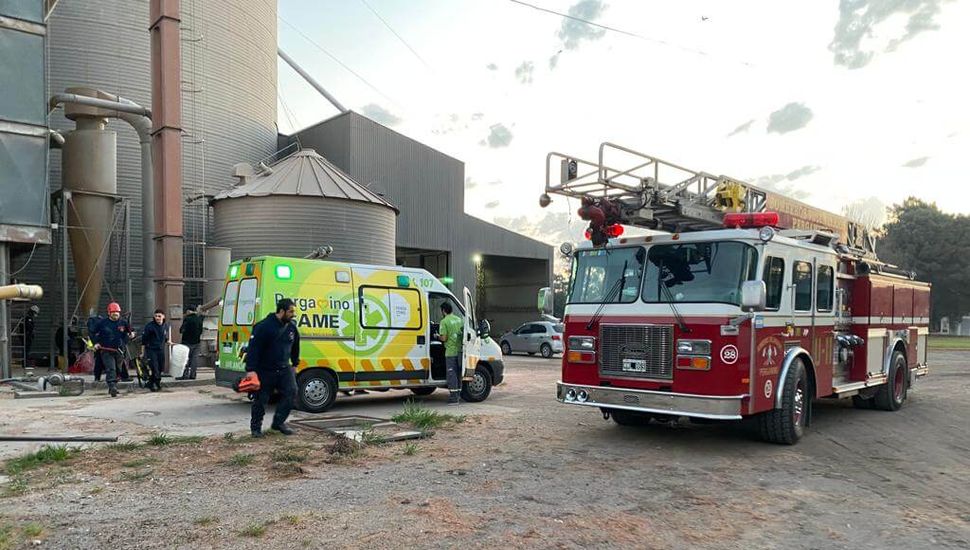 Un operario fue rescatado por los bomberos tras caer dentro de una noria de granos de maíz