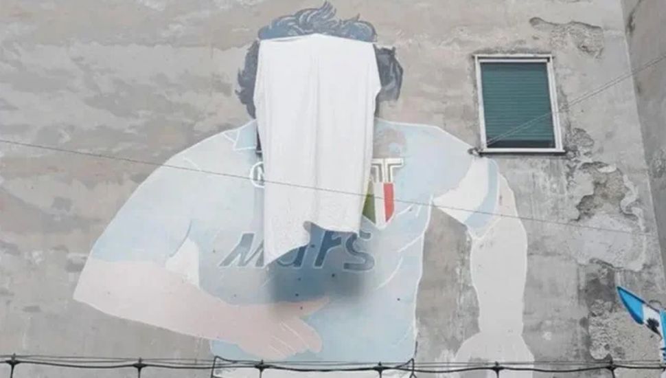 Comerciantes taparon la cara de Maradona en el famoso mural de Nápoles