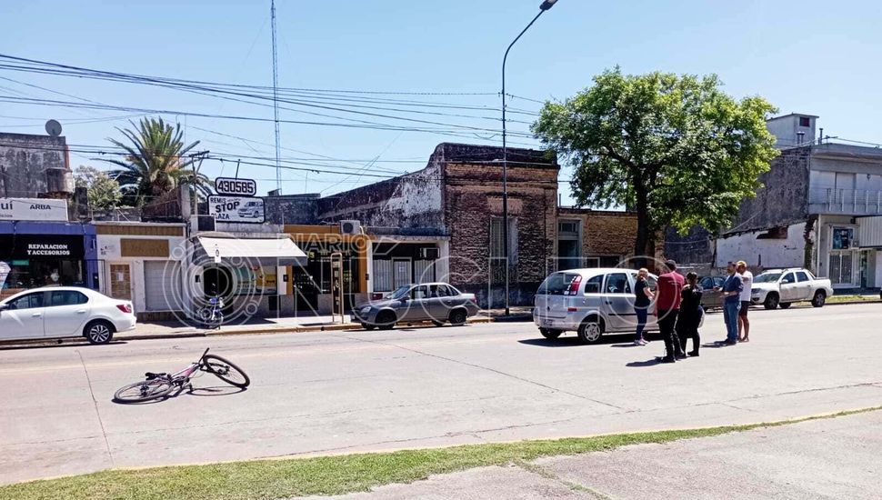 Choque entre un automóvil y una bicicleta en Avenida Colón
