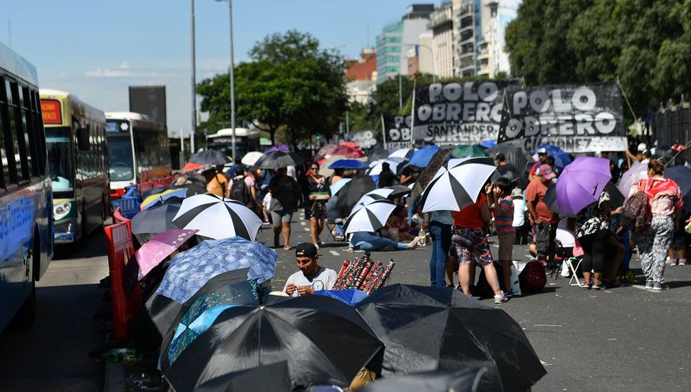 Organizaciones sociales levantan el acampe de la avenida 9 de Julio