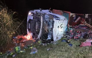 Despiste y vuelco de un camión cargado con gaseosas y alimento para mascotas