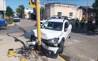 Salto: robo, persecución y choque contra un semáforo