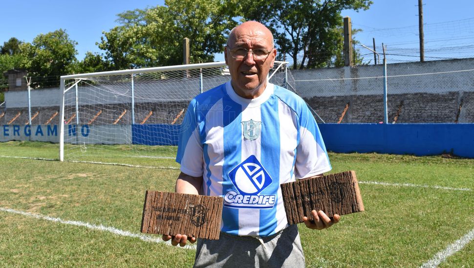 El Club Argentino de Pergamino homenajeó al ex futbolista Enrique Gómez Barrios