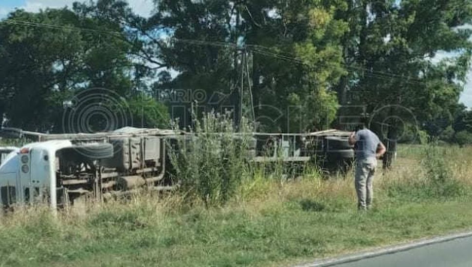 Volcó un camión en la Ruta Nº 188