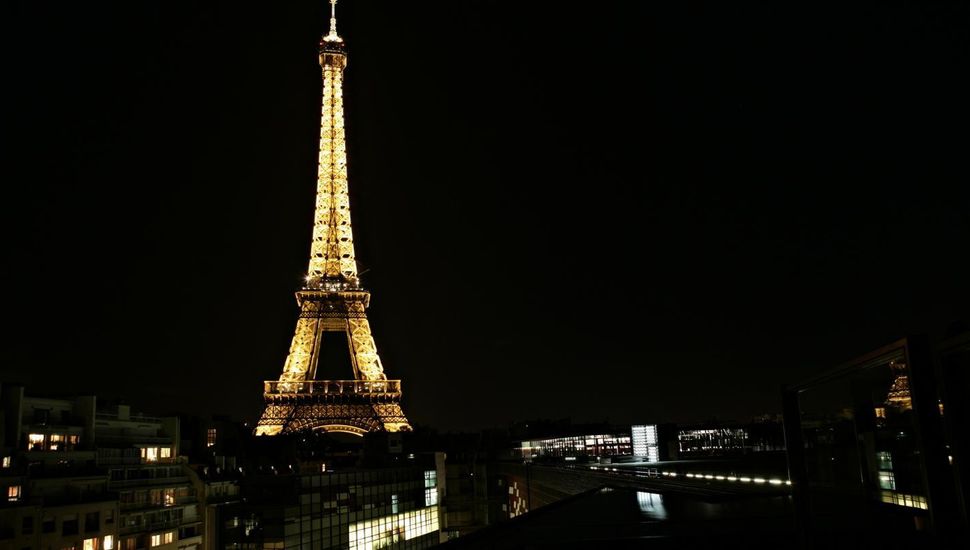 La Torre Eiffel, más temprano a oscuras por la crisis energética