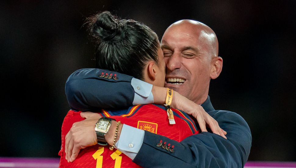 Polémica: El Presidente de la Federación Española de fútbol besó en la boca a jugadora en la premiación