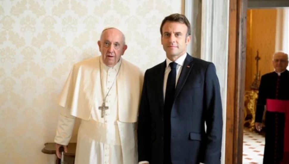 Con la guerra como contexto, el Papa Francisco recibió al presidente francés