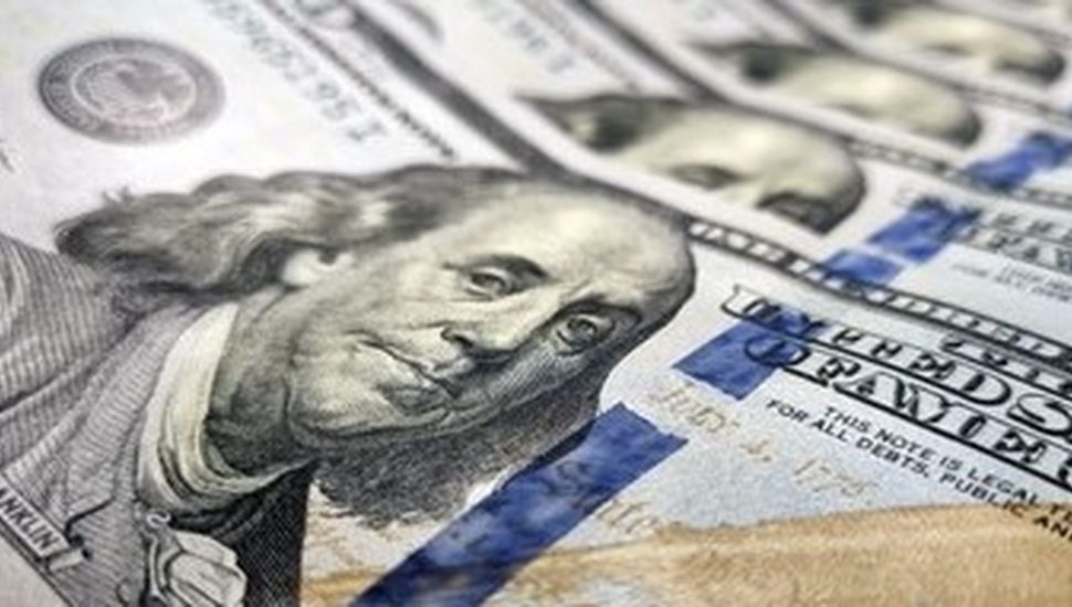 Nueva devaluación: el dólar oficial subió a más de $400