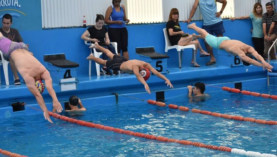 Buena actuación de nadadores pergaminenses en Colón