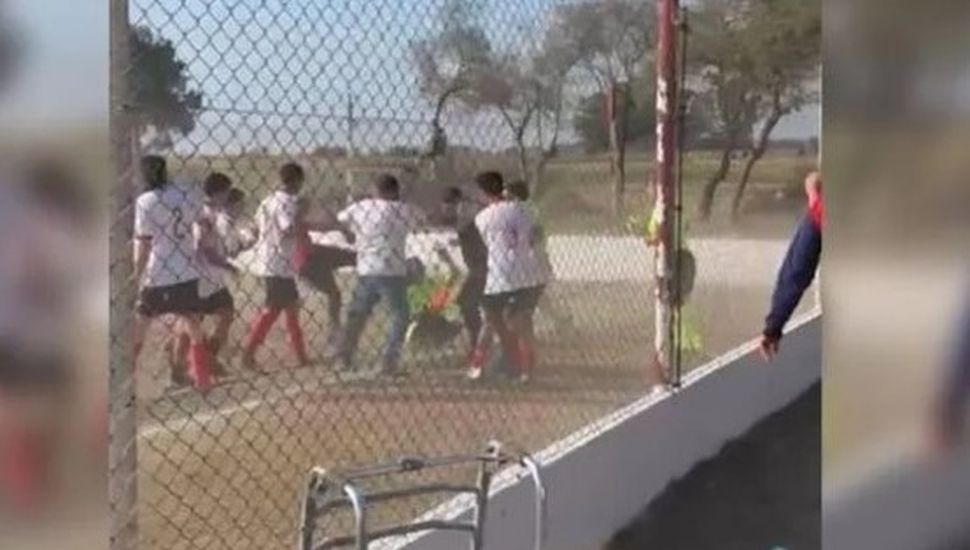 Un futbolista noqueó de un cabezazo a un árbitro en un partido