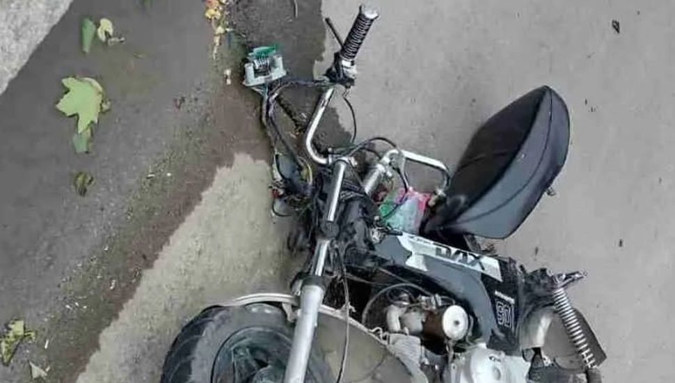 Un conductor chocó a una motociclista y luego se dio a la fuga