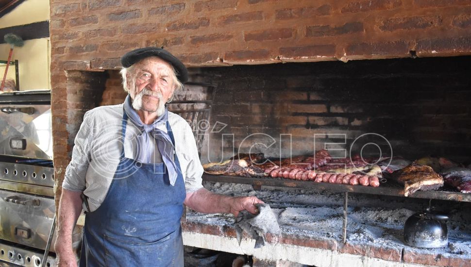 Conocé al experimentado parrillero del Fortín Pergamino que hizo más de mil asados populares