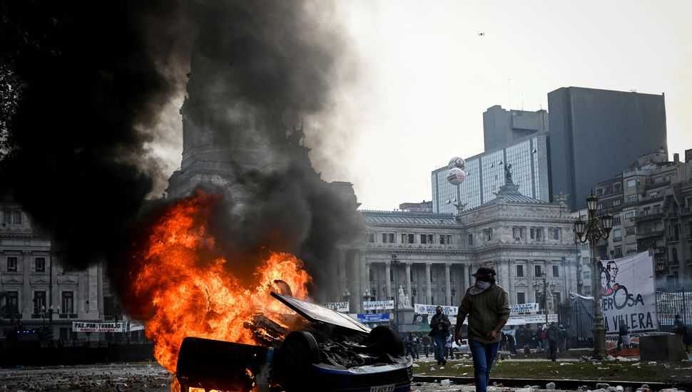 Manifestantes prendieron fuego un móvil de Cadena 3