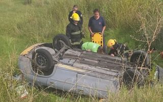 Despiste y vuelco en la autopista de la Ruta 8: un hombre pasó varias horas atrapado dentro del habitáculo