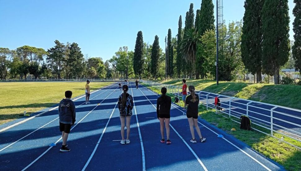 Más jóvenes se suman al atletismo municipal en Pergamino