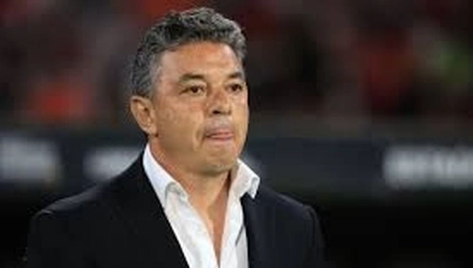 River acelera por un lateral izquierdo y mira a Bernabei y Báez